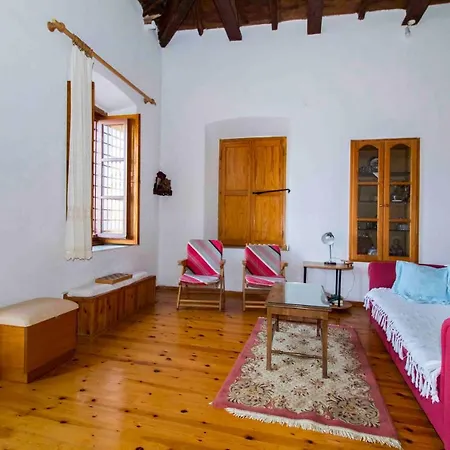 Liotrivi House *